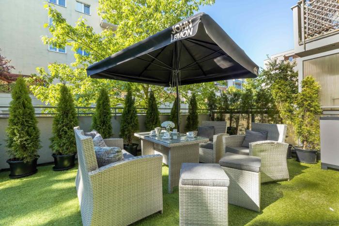 Grey and Pink Two Bedroom Apartment in Cracow with Parking, Desk, Terrace and Jacuzzi Bathtub by Noclegi Renters