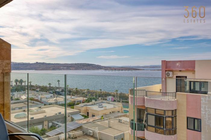 A 2BR designer seafront home with Wifi, AC and Beach by 360 Estates