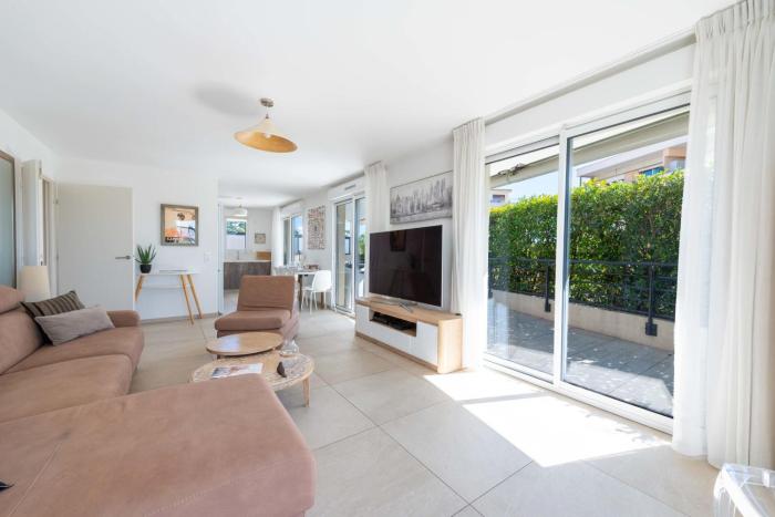 3-Br Rooftop with Jacuzzi & Parking Cannes