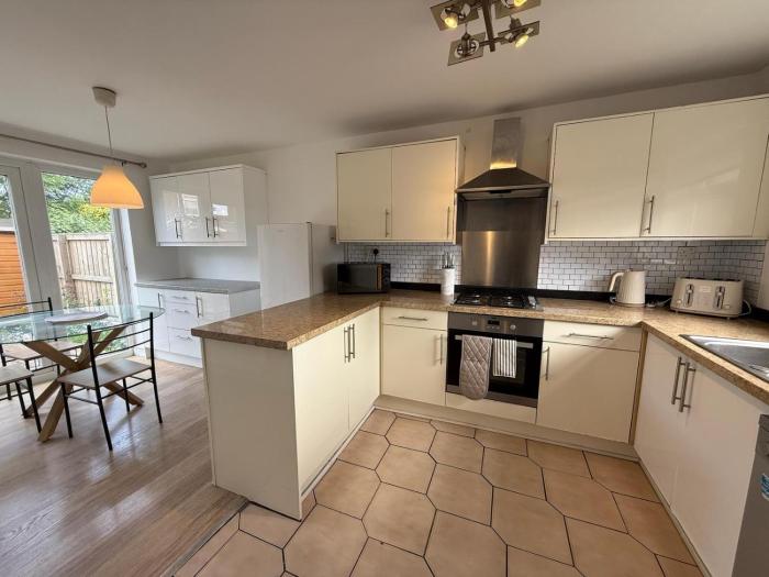 Contractors, Private Driveway for Multiple cars, Wifi, Long Stay