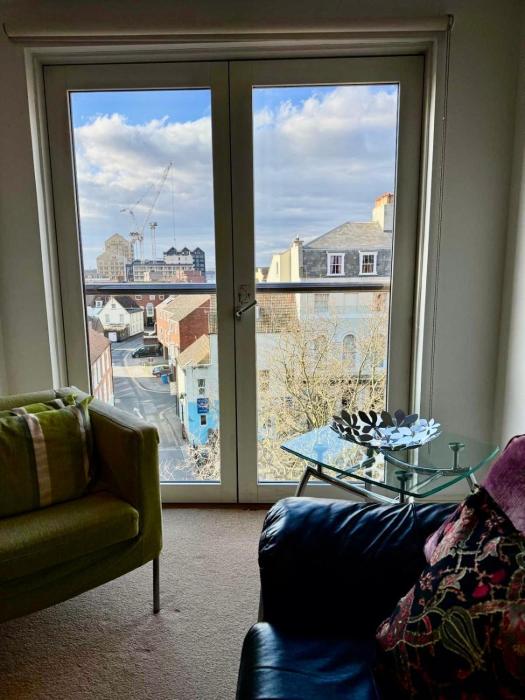 A lovely modern 2 bed apartment on Poole quay !