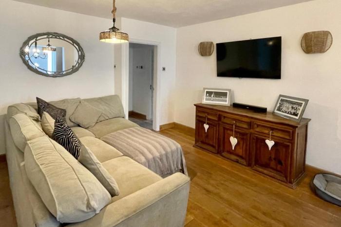 4 Bedroom House Sleeps 8- Hot Tub Pets Parking