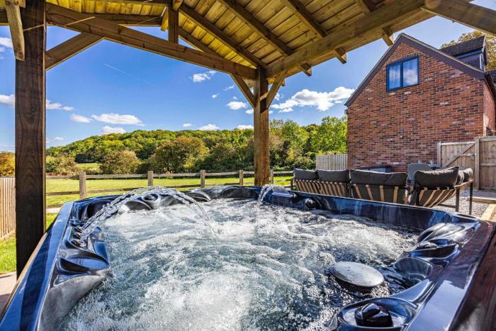 Gorgeous Barn with Hot Tub and Games Room