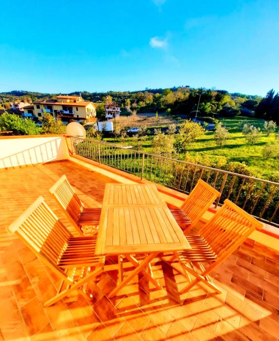 Incantevole appartamento, completo e confortevole con ampia terrazza privata e vista sulle colline Toscane, a pochi chilometri dal mare, vicino ai percorsi per bici della zona