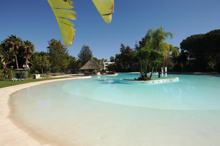 Bonito piso con jardines y piscina