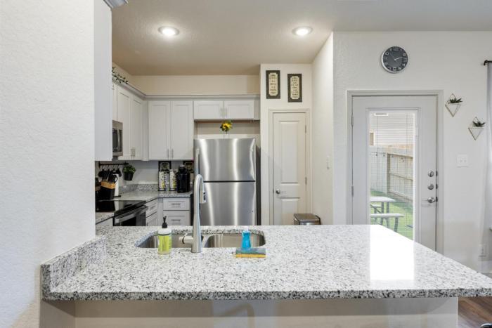 Near Seaworld Smart TVs Backyard Dining Pet Friendly