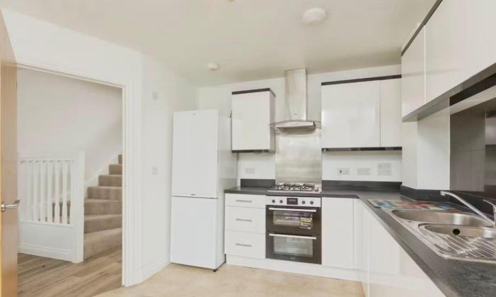 Family Home 3 bed 3 bath with parking Garden