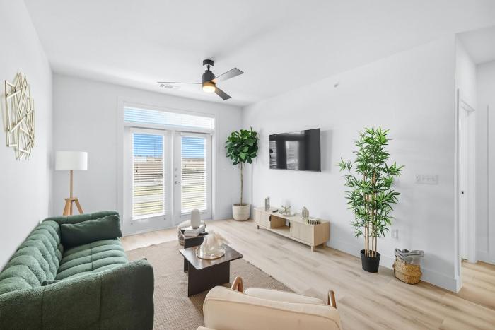 99 Modern 2B2B Near Stockyards, Resort Pool & Gym, 7M to Dickies Stadium, 15M to AT&T stadium