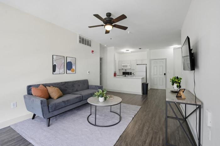Chic 2BR2BA with Gym and Rooftop Access