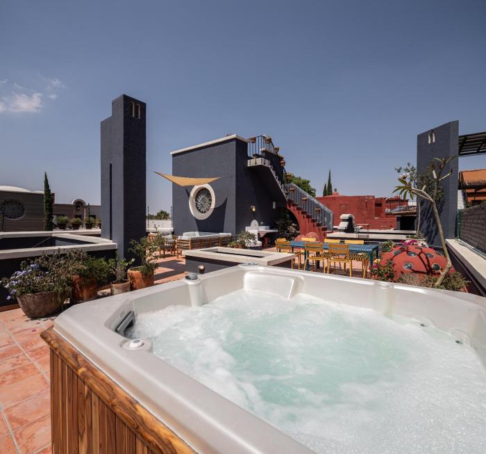 Rooftop Jacuzzi! Country-style 4 Bedroom Cottage