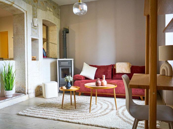 Idéal pour couple, famille&pros - jusquà 6 pers - Classé 2 étoiles - Baignoire Balnéo - Espace de travail dédié - A 10min de la gare SNCF, du centre ville dAngoulême, et du Musée de la BD - Parking privé et gratuit - Wifi gratuit