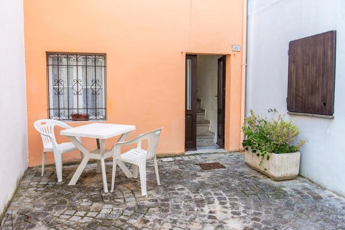 N079 - Numana, delizioso cielo-terra nel centro storico