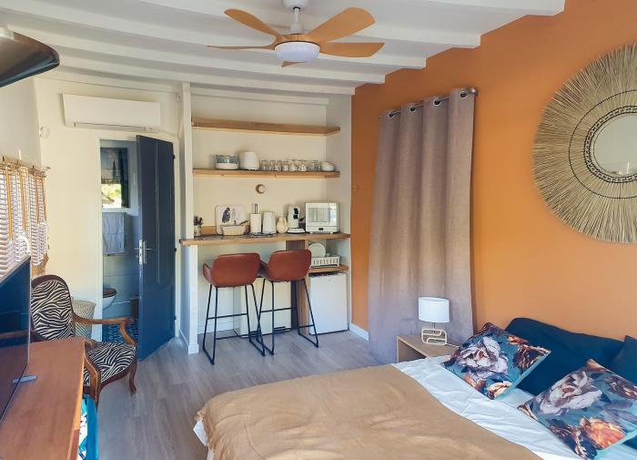 Le Goëland, chambre dhôtes, avec coin repas équipé, SDB privée, 20m2, jardin, piscine, vélos, proche mer