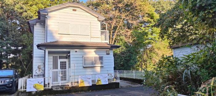 A forest guesthouse with barbecue facilities