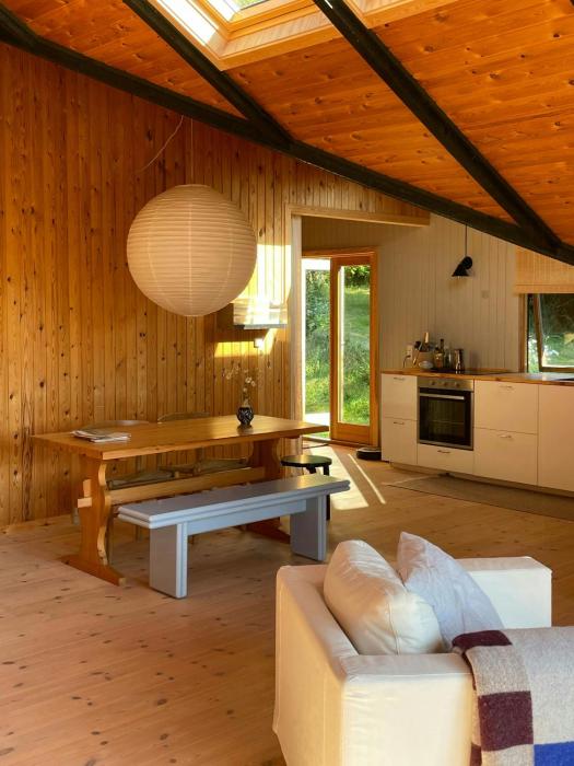 Modern 80S Holiday Home With A Wild Garden