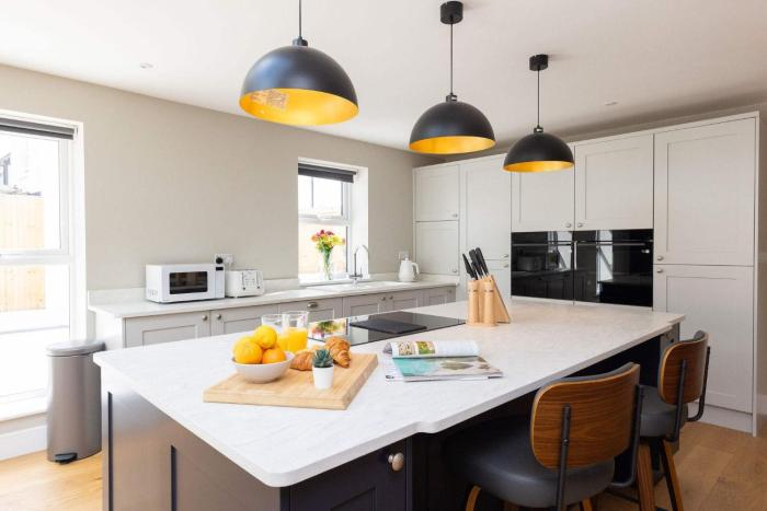 Modern 5-Bedroom Retreat Nr Coast