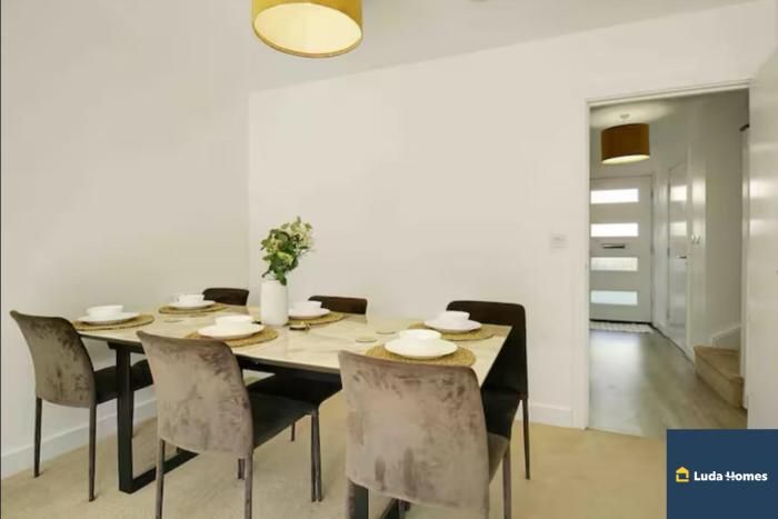 Reading 3 Bedroom Close toAmenities wParking