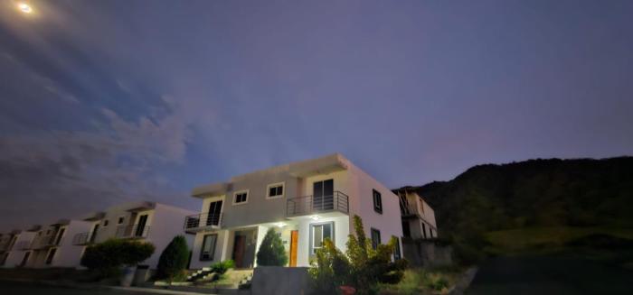 House in Manta, 15from the beach 10 from airport