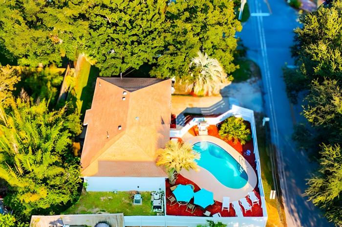 The Art House - Stylish 4BRGetaway Poolside Fun & Mins to Beach!