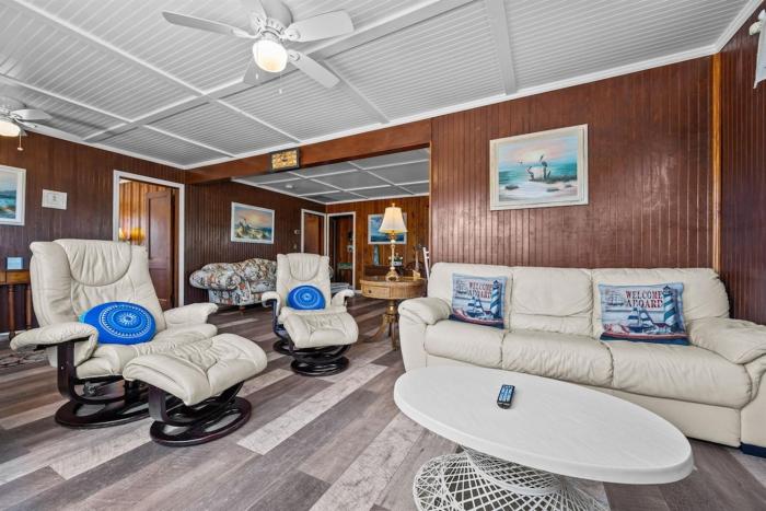 Coastal Haven Cottage- Beach, Shopping, Fun