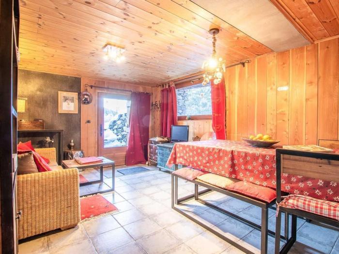 Appartement atypique proche télécabine - 5 pers, 2 chambres, Wifi - FR-1-508-311