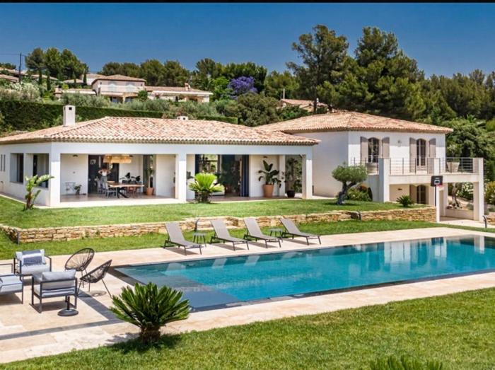 Tropezian Villa With Sea And Vineyard Views