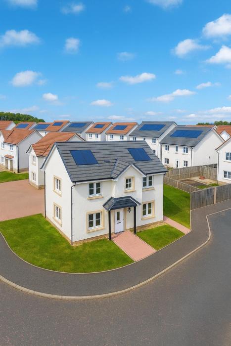 3BR Detached Home, Driveway & Large Rear Garden