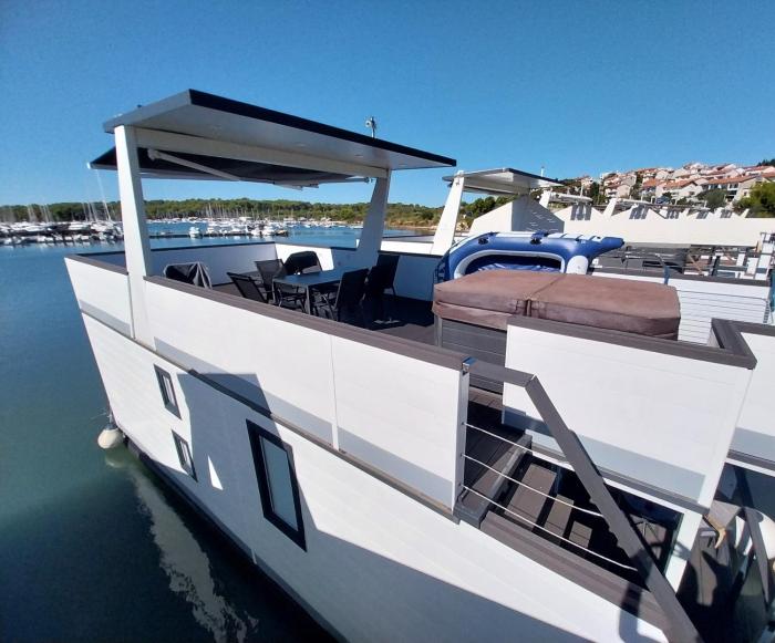 Floating House - LUXURY Floating Sea OASIS Pula