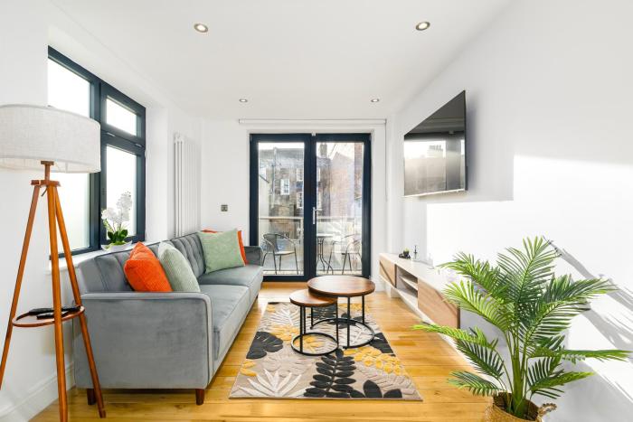 Modern 2-Bedroom, 2-Bathroom Apartment with Balcony in Hoxton Sleeps 6