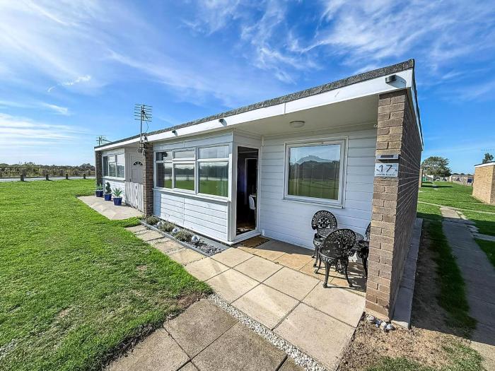Stunning Chalet In The Charming Seaside Village Of Scratby, Norfolk Ref 51017S