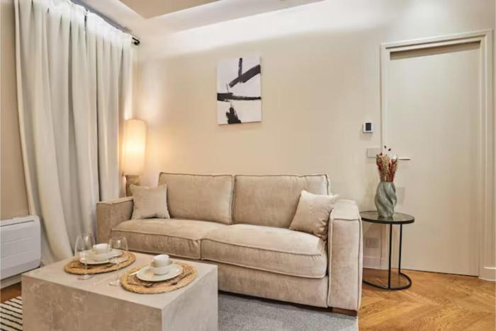 Superb air-conditioned flat on the Champs Elysées