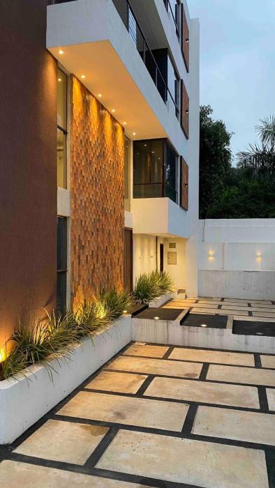 Corporate hub, close to shopping