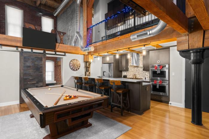 Two Story Penthouse - Walk to the Convention Ctr