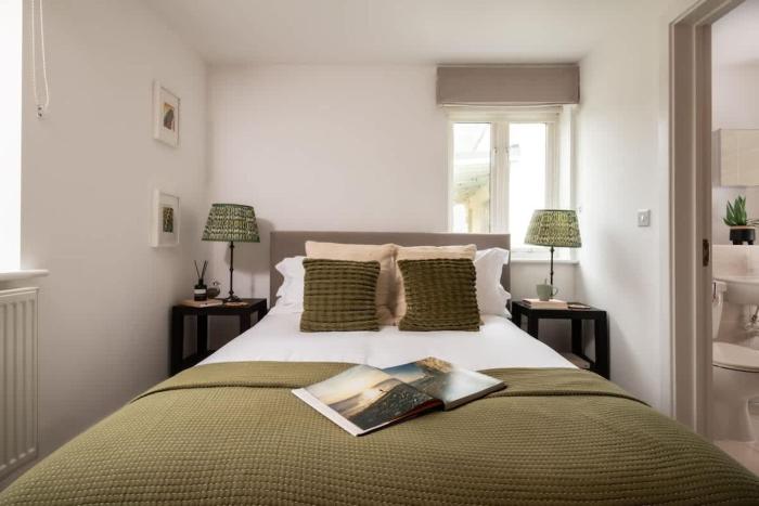 Modern Cotswolds lakeside retreat spa and pool