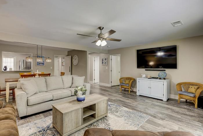 Luxury 3 BR Condo at 569 Queens Grant Updated kitchen and baths 2 Kings Queen Double Twin & Sleeper