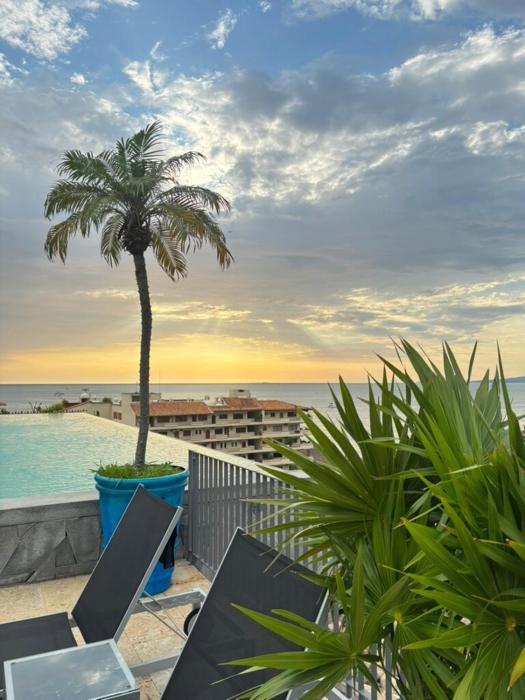 Sunny Studio in Romantic Zone, Steps to Beach