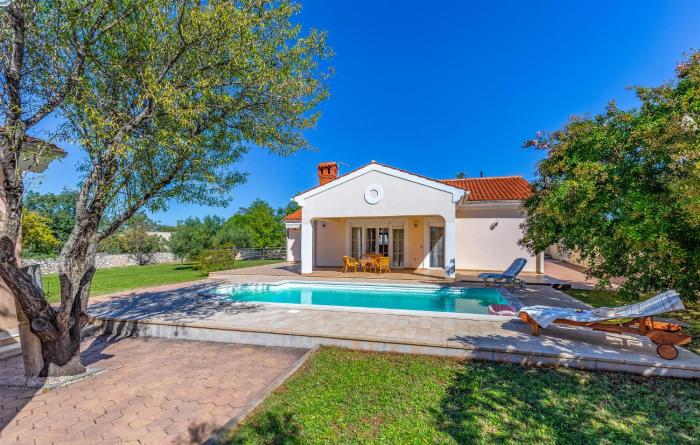 Nice Home In Peroj With Private Swimming Pool, Can Be Inside Or Outside