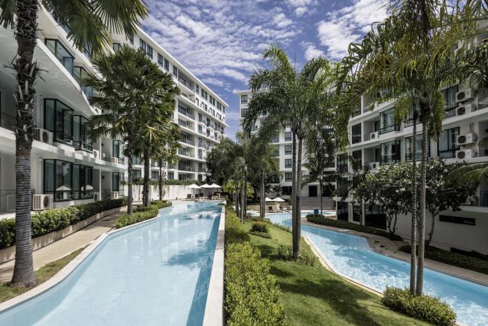 Spacious 2BR Apt Pools Beach Shuttle S6409