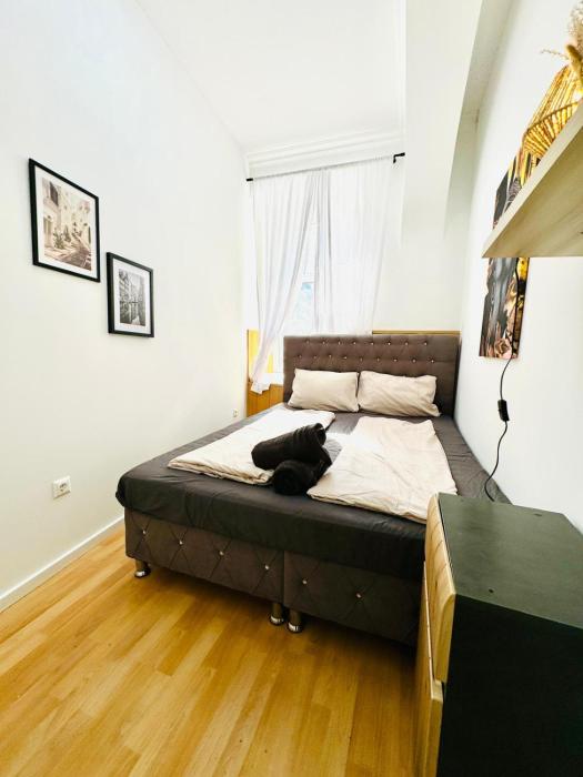 Private Rooms in Urban 10-Bedroom Retreat, 8 Minutes from Rathausplatz