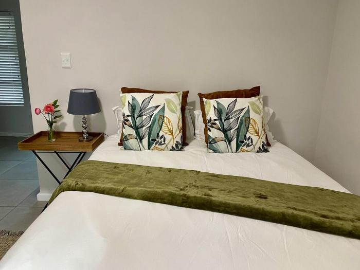 Flat in Durbanville Eversdal with office space