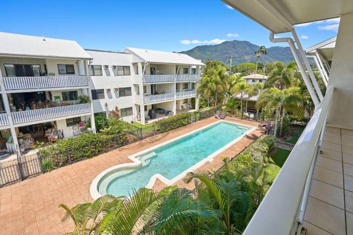 Resort Pool 2-Bedroom Apartment with Parking & Wi-Fi near Cairns CBD