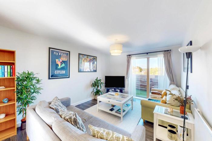 Bright 1-Bed Islington Flat with Balcony & Workspace Near Caledonian Road Tube Station