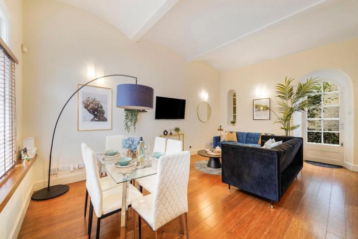Elegant 3BR Mews House with Parking in Westminster