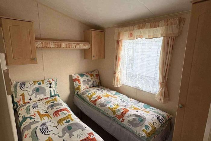 3 Bed Caravan - Sleeps 8 - Pets - Garden - Parking