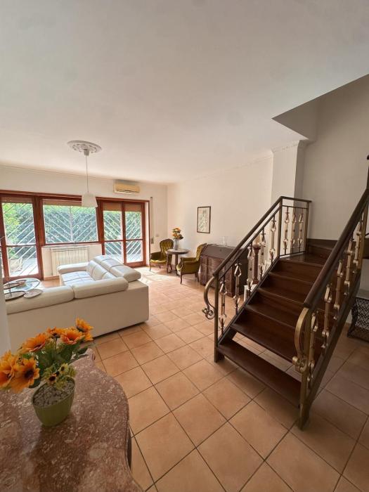 Ampio appartamento su due piani immerso nel verde