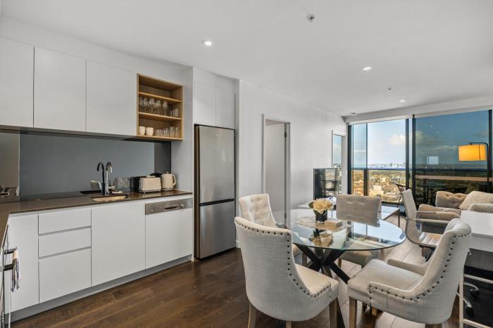 Private Apartment Prime Chic Escape with Balcony Views Pool Gym Parking