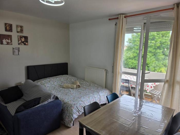 Cozy studio, 5 min from Cosne train station, 3rd floor