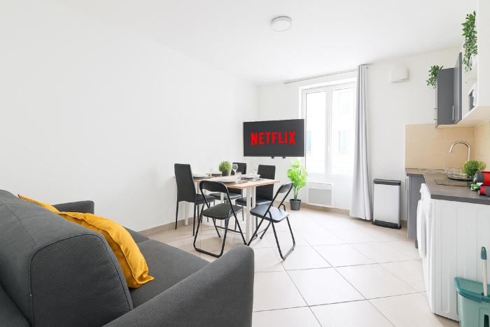 Eiffel Tower Heart of Paris 1BR-4P with NetFlix