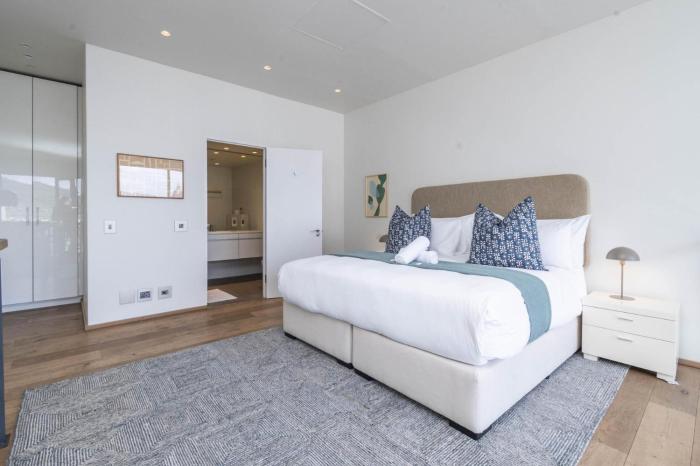 Modern City Loft - Balcony Scenic Mountain Views