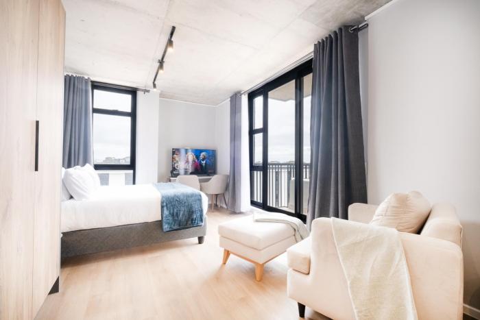 404 Riverlands - Studio Apartment with Parking